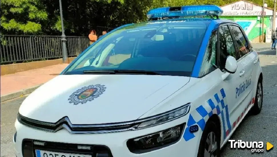 Agentes de la Policía Local reaniman de un infarto a un vecino de Arenas