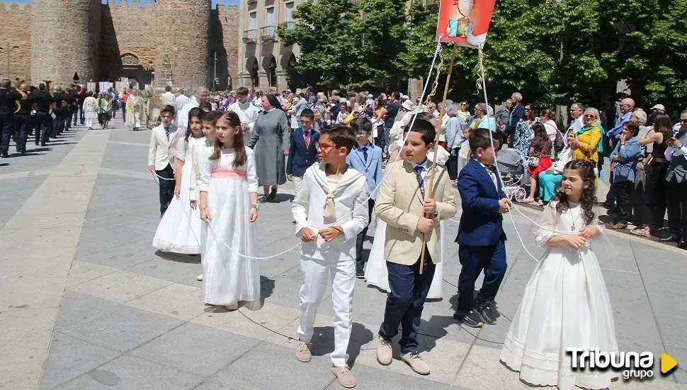 Los niños de comunión celebran el Corpus Christi en las calles de Ávila