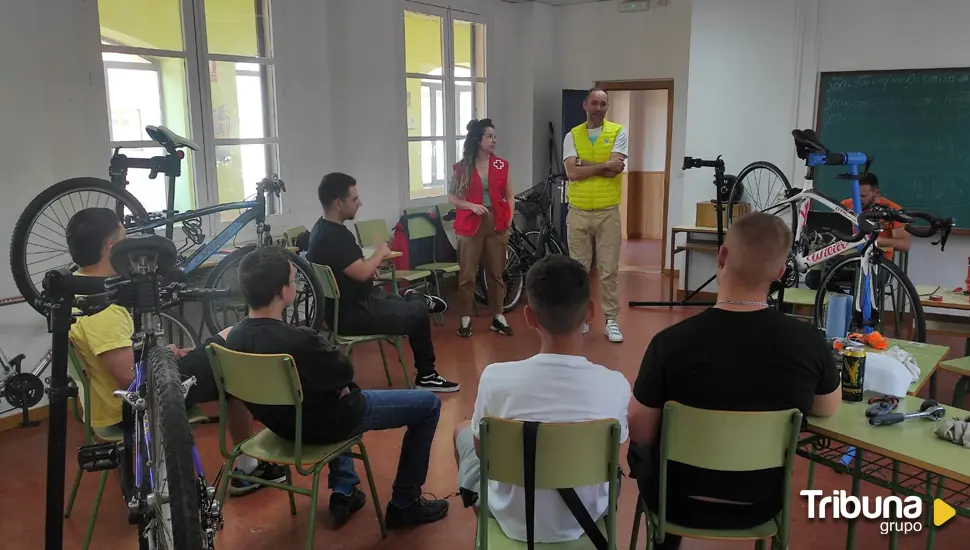 CaixaBank y Fundación Ávila apoyan el curso 'Mecánica de bicicletas' de Cruz Roja en Ávila 