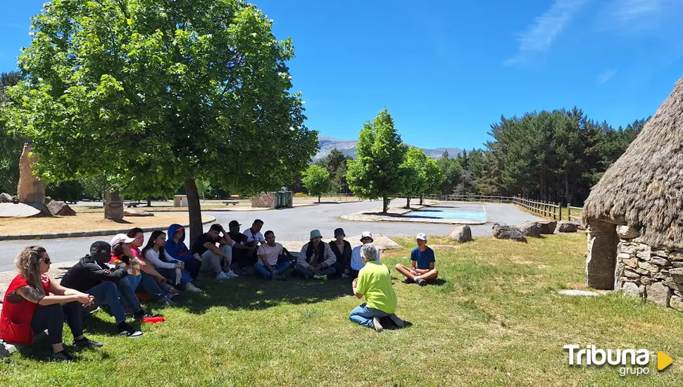 Cruz Roja Ávila celebra un campamento juvenil y una mesa de diálogo con empresas en Gredos