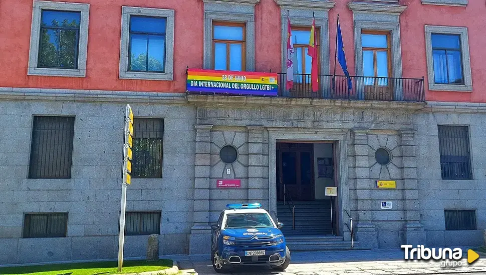 Bandera arcoíris como símbolo del compromiso con el colectivo LGTBI+