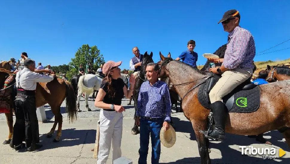 Cerca de 160 caballos recorren Ávila en la XI Ruta Ecuestre 'Muralla de Ávila'