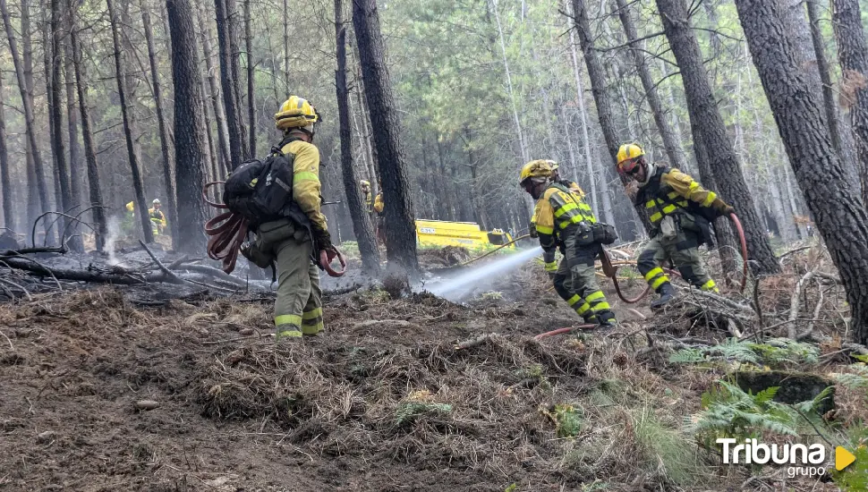 Más de 60 efectivos continúan trabajando en el incendio de El Hornillo