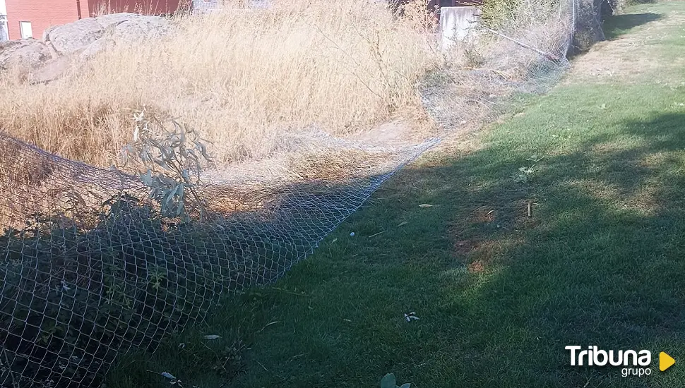 Llamamiento al civismo tras ser destrozada la valla del Parque de los Patos