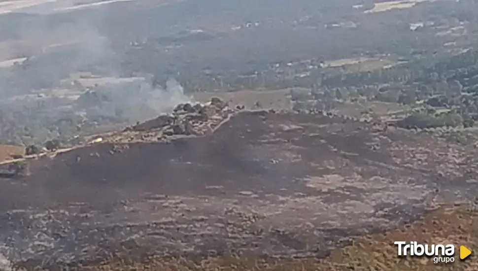 Medios humanos y materiales luchan contra un fuego de Nivel 1 en El Raso 