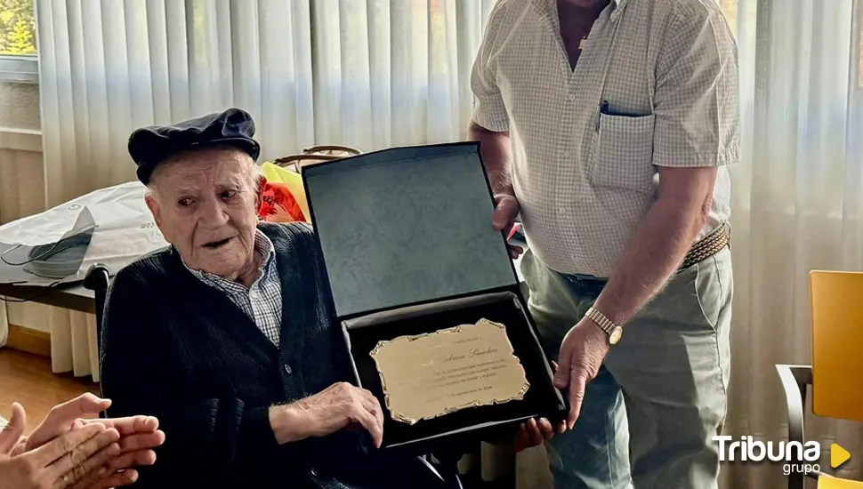 Jacinto Cabrera Sánchez, vecino de Arevalillo, sopla las 100 velas