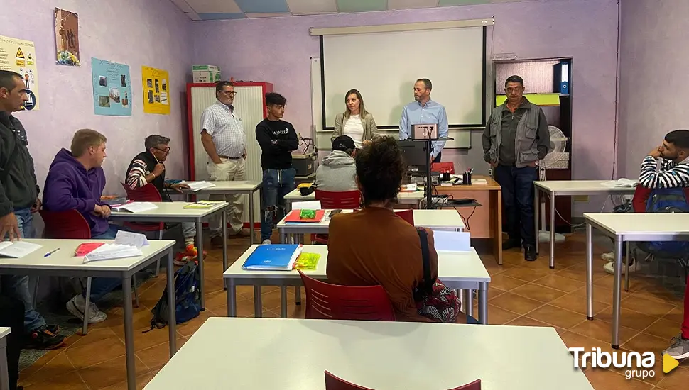 Visita de los alumnos de 'Urbanizarévalo' al remozado antiguo matadero