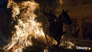 San Bartolomé de Pinares se envuelve en el humo de las 'luminarias'