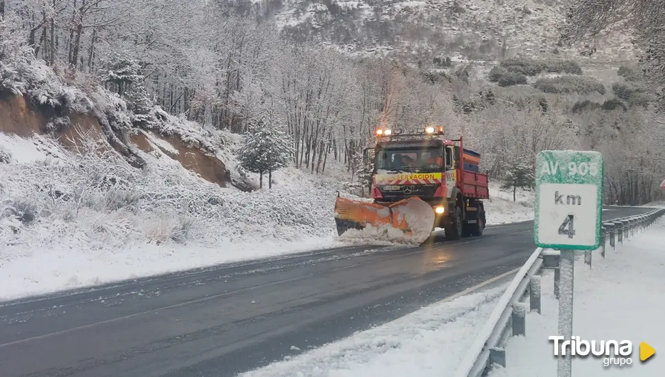 Nueve quitanieves trabajan en las carreteras autonómicas de la provincia 