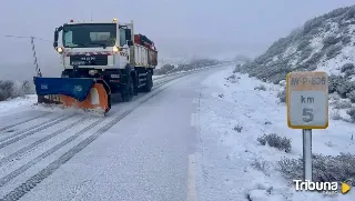 Retirados hasta cinco centímetros de nieve en carreteras de Gredos