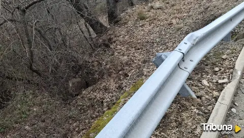 El desprendimiento de una roca sobre la carretera de Navalacruz pone en riesgo vidas