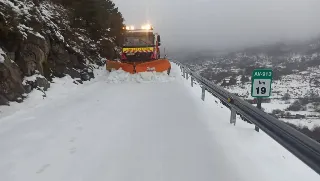 La nieve cierra al tráfico pesado varios tramos de carretera en Ávila