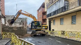 Demolición de urgencia de una casa en la calle Valladolid