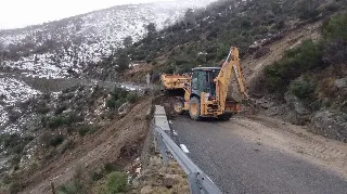 La AV-901 permanece cortada por un desprendimiento