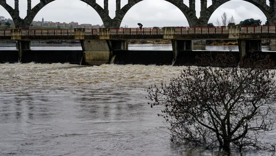 La salida del embalse de Las Cogotas en alerta máxima